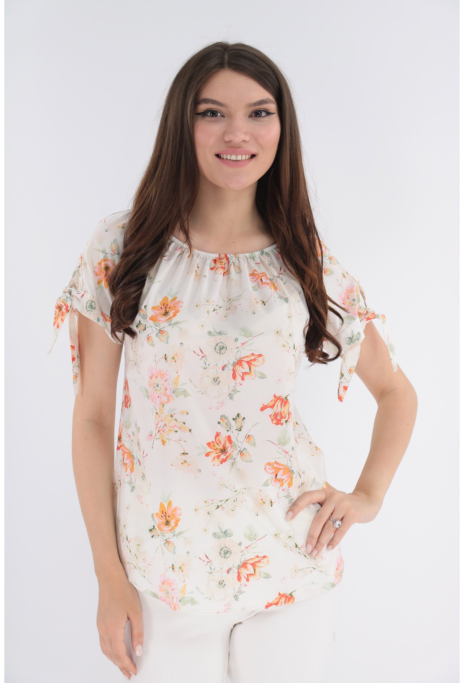 Bluza alba cu flori caramizii si fundite la maneci