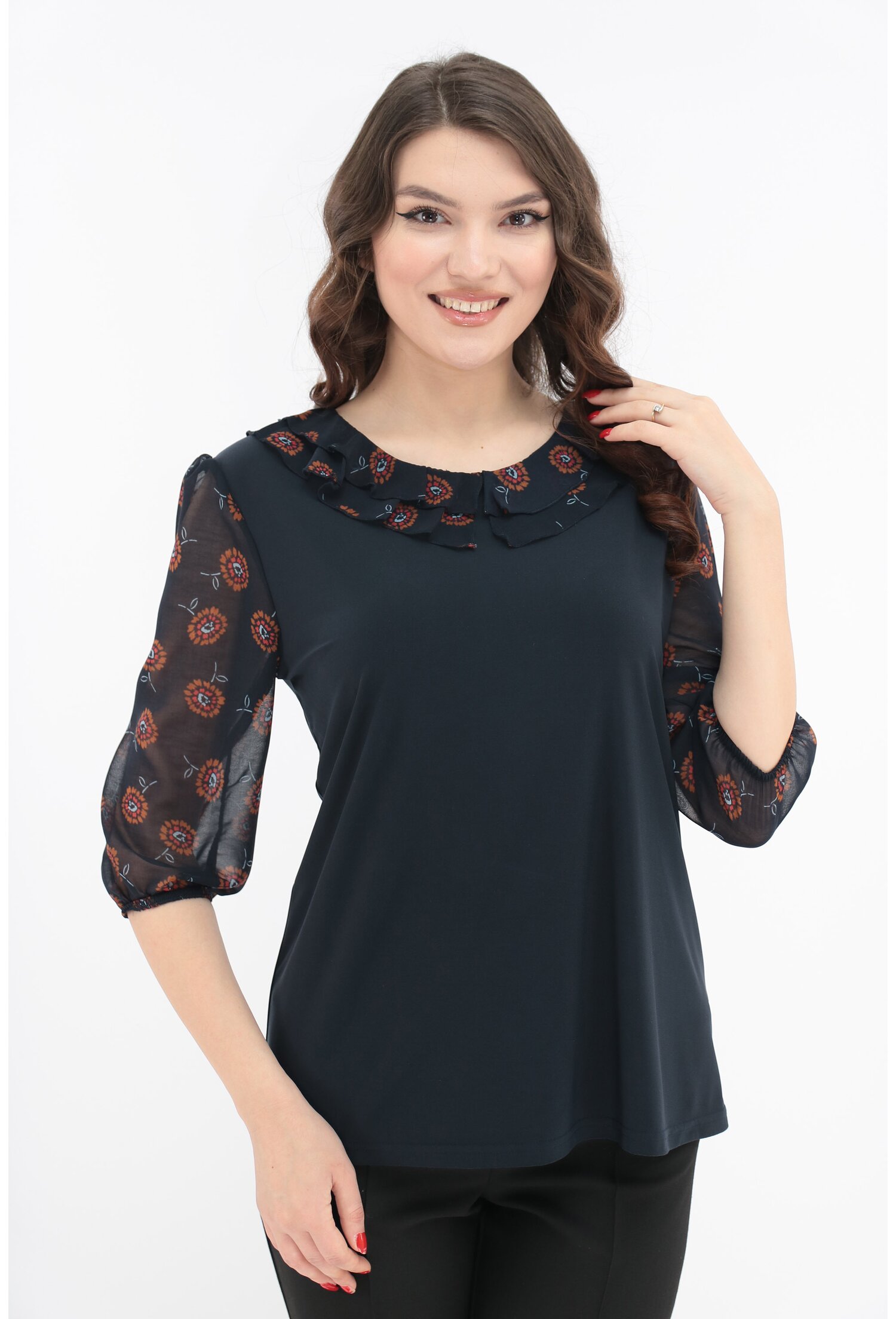 Bluza bleumarin cu volan dublu din voal cu print floral la decolteu