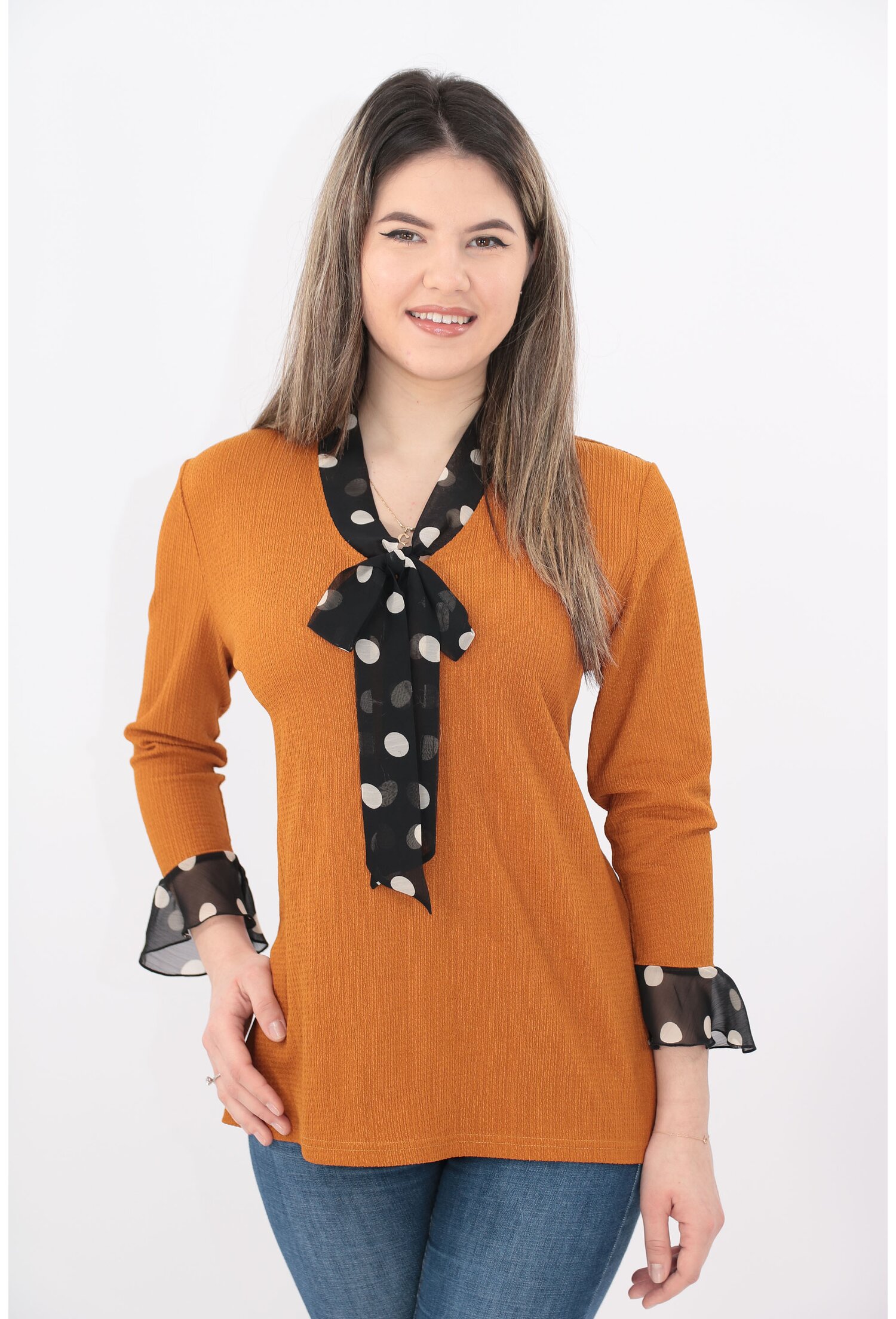 Bluza camel cu volane si esarfa din voal cu buline