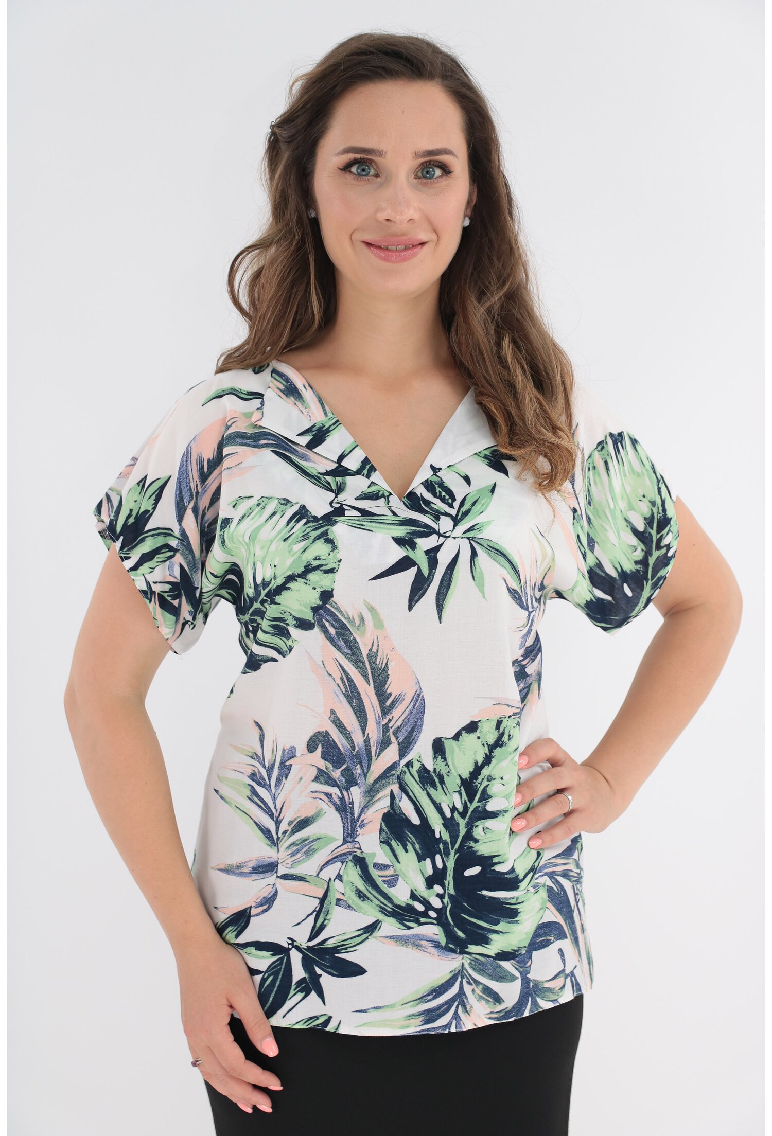 Bluza din vascoza alba cu imprimeu tropical