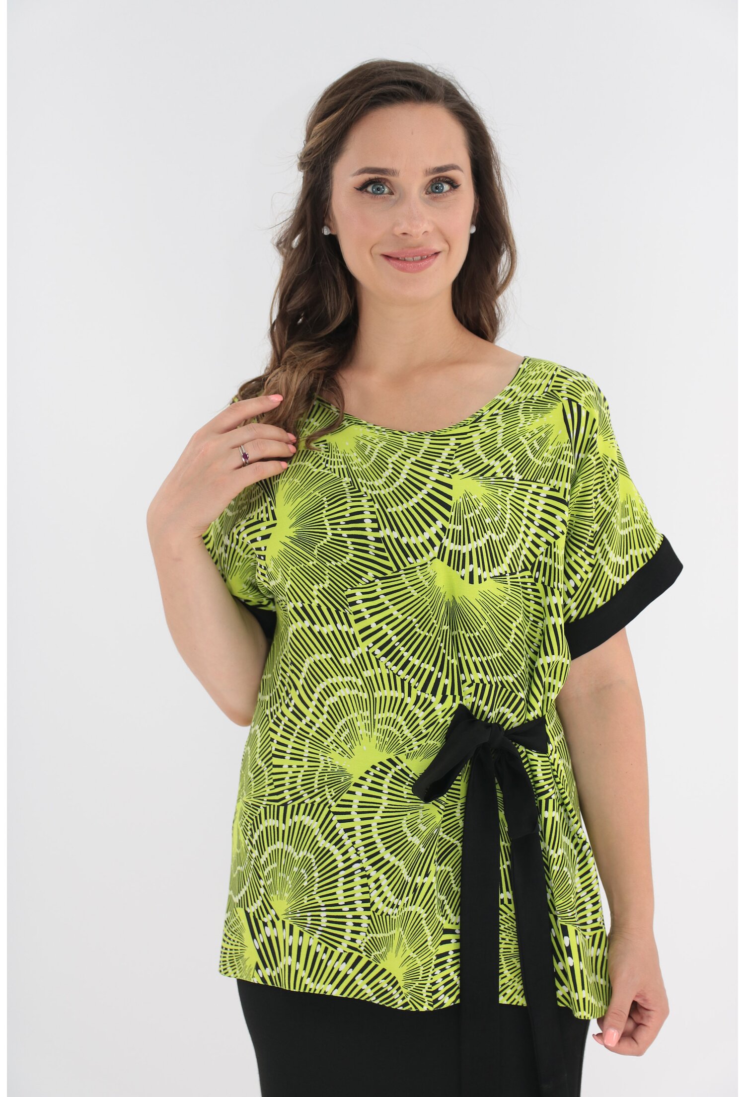 Bluza lejera verde deschis cu print abstract
