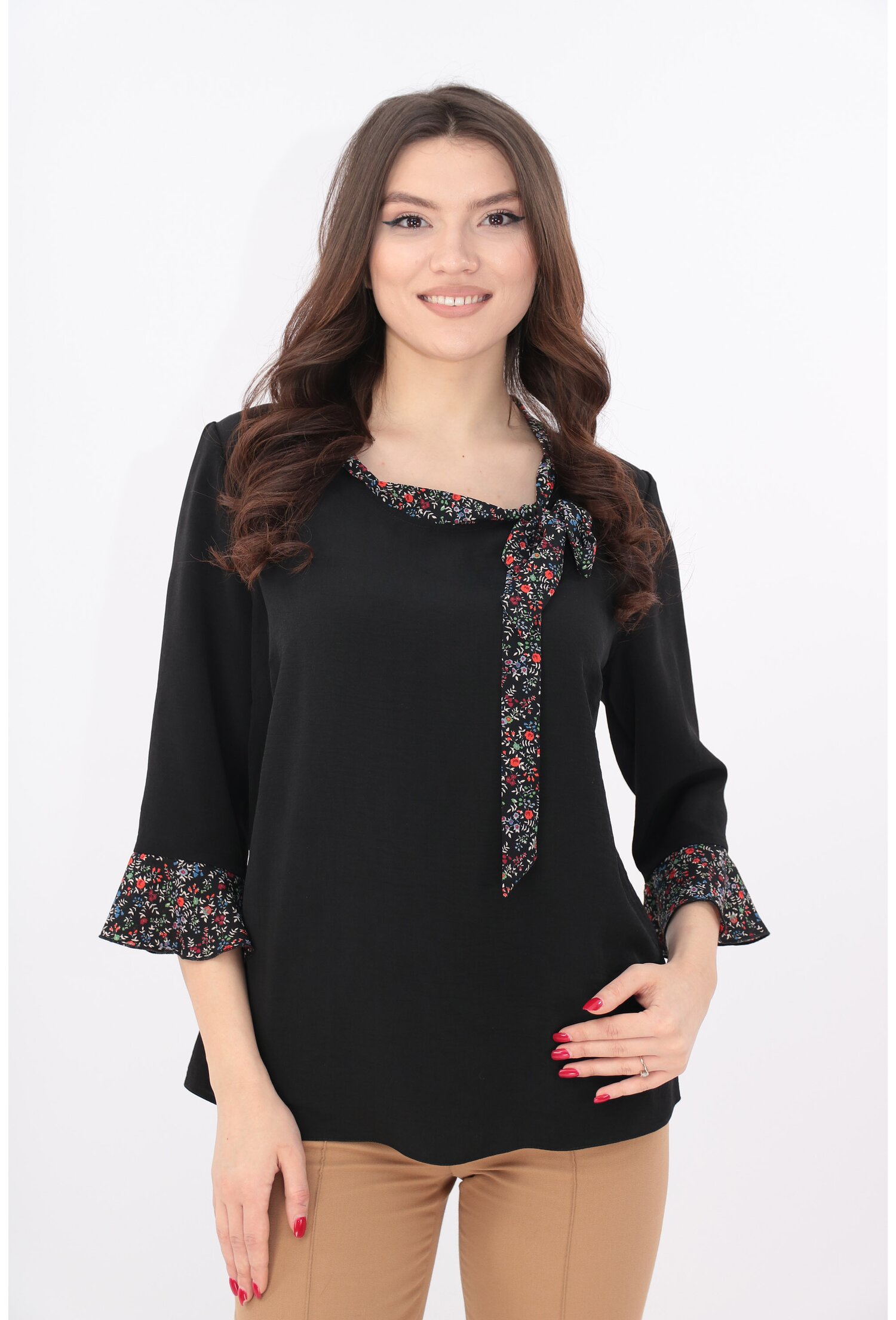 Bluza neagra cu esarfa cu print floral multicolor