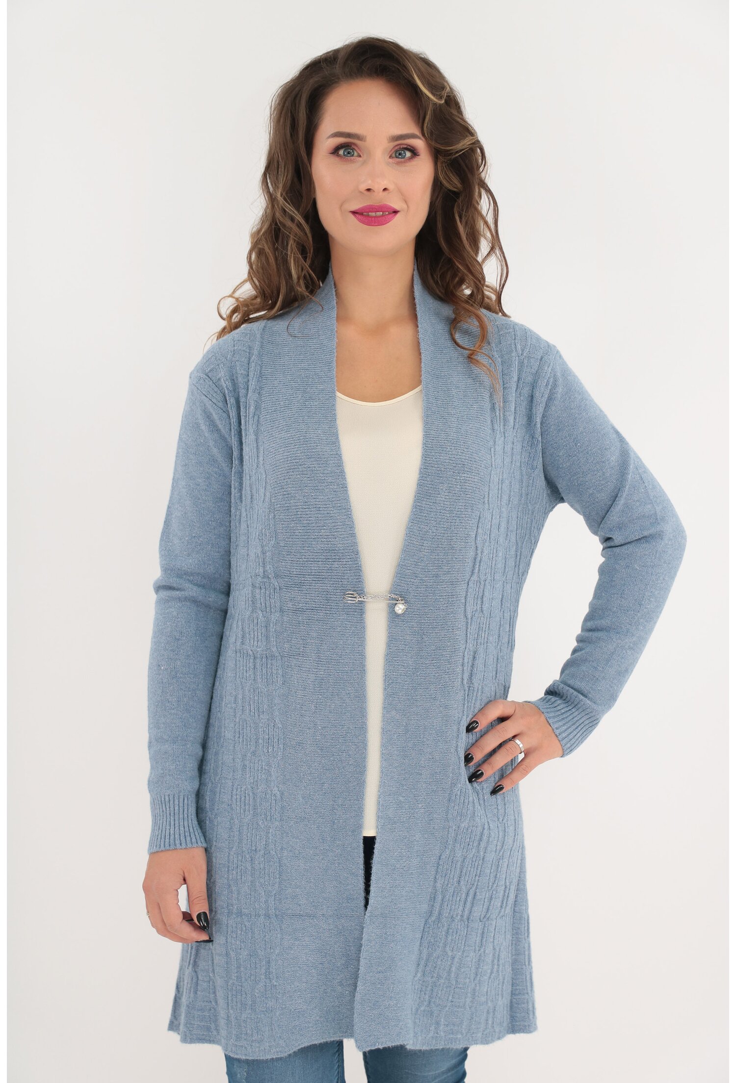 Cardigan bleu tricotat cu model in relief si brosa