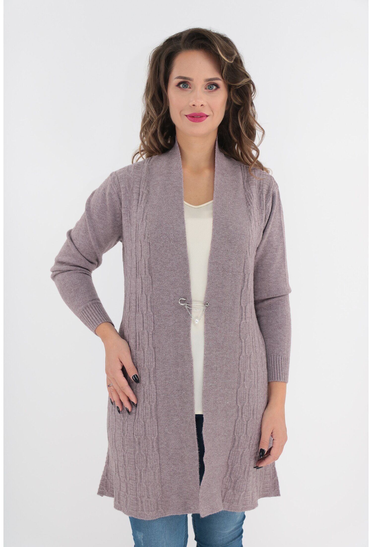 Cardigan cafeniu tricotat cu model in relief si brosa