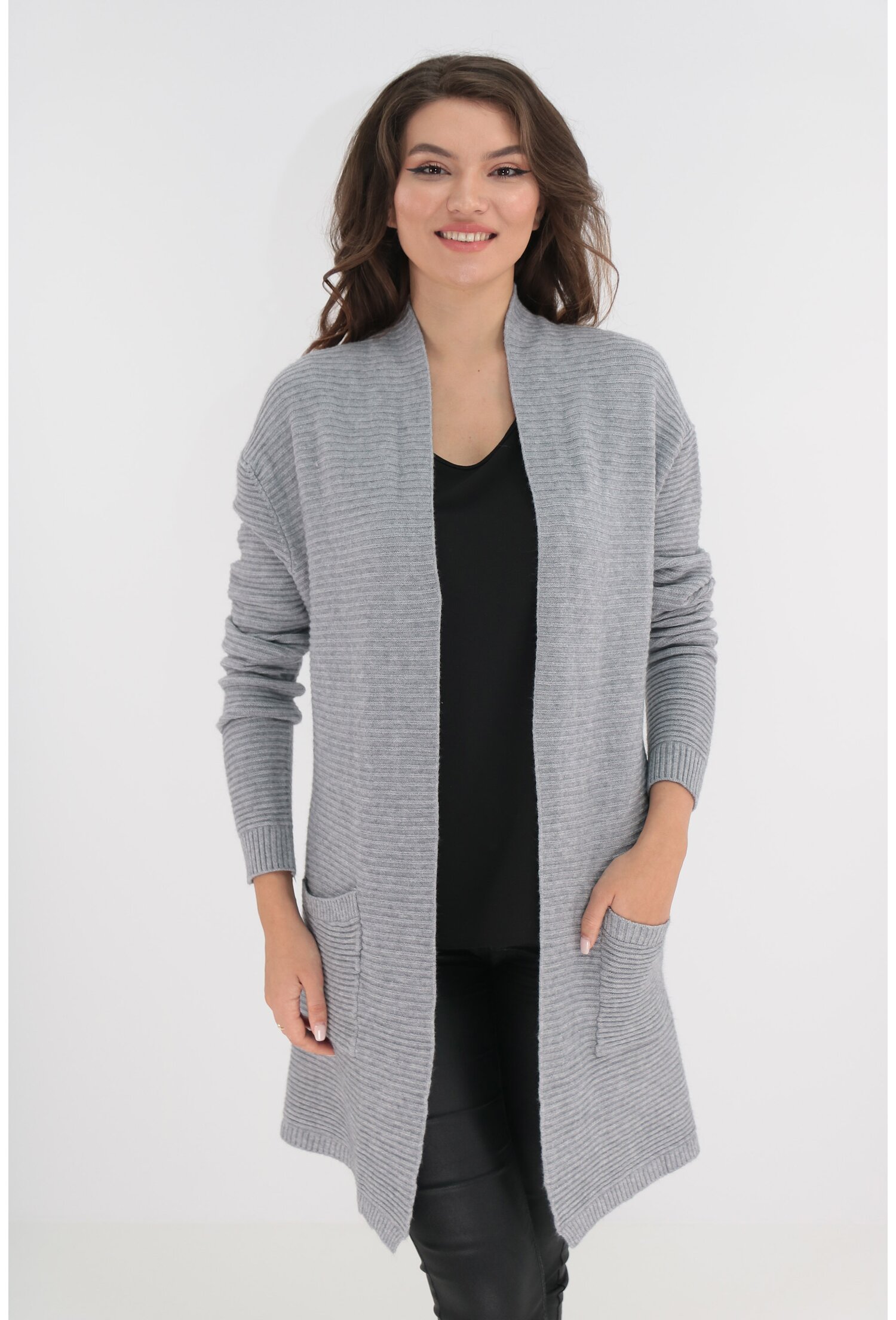 Cardigan gri-deschis tricotat cu buzunare aplicate