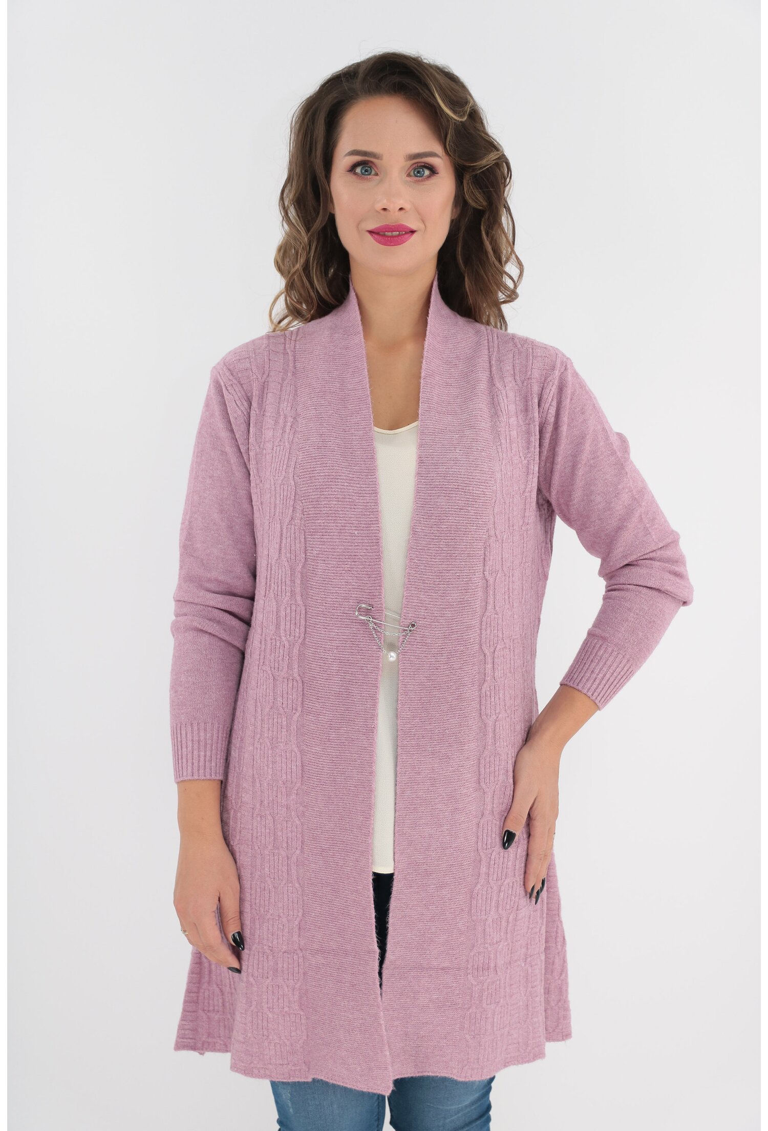 Cardigan lila tricotat cu model in relief si brosa