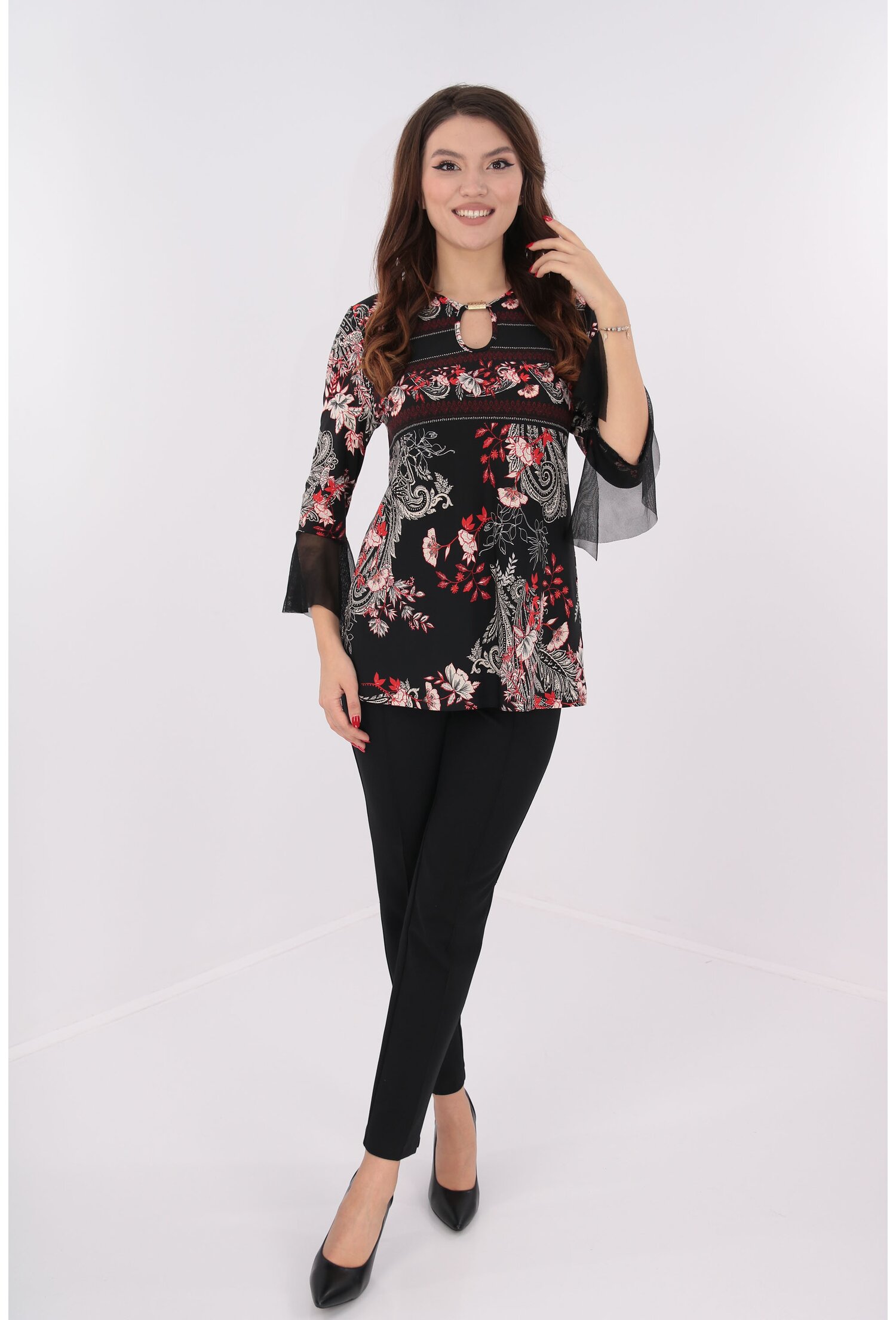 Costum bluza negru-rosu si pantaloni negri