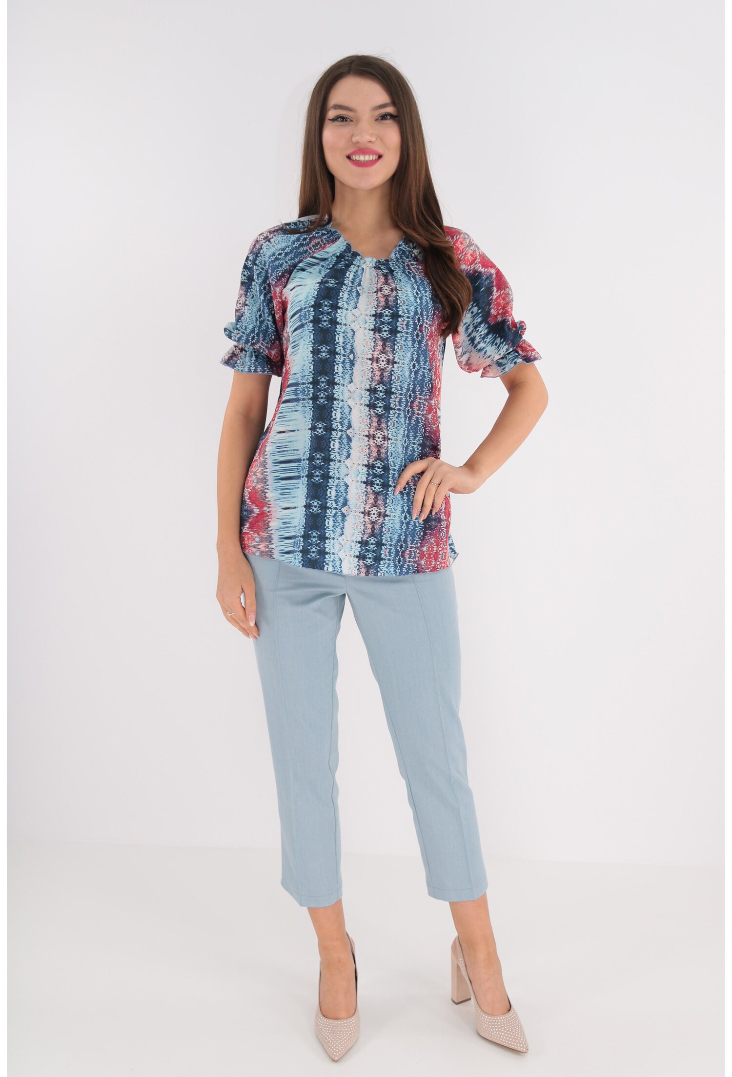 Costum cu bluza albastra cu print abstract si pantaloni din denim bleu