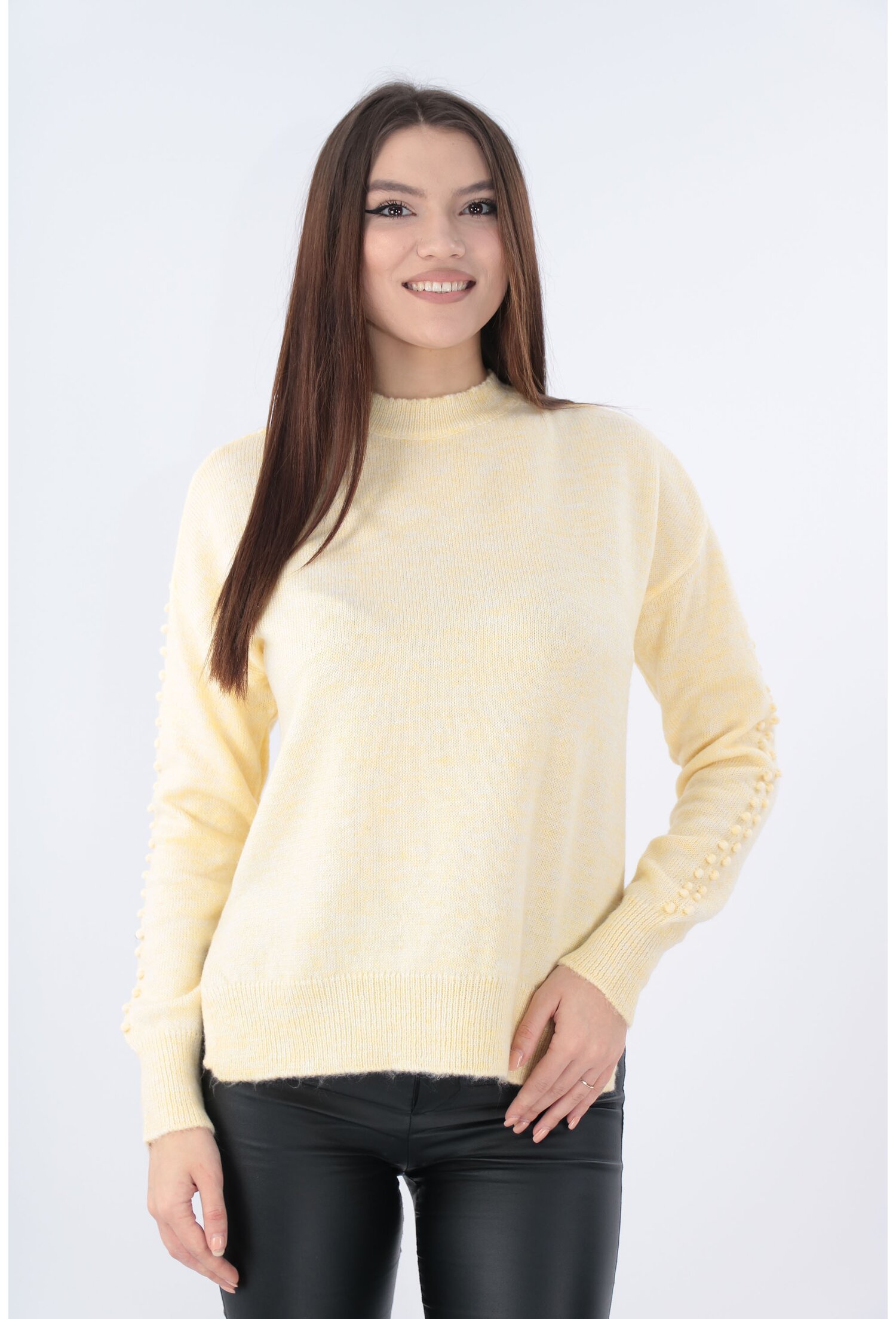 Pulover tricotat galben cu model in relief pe maneci