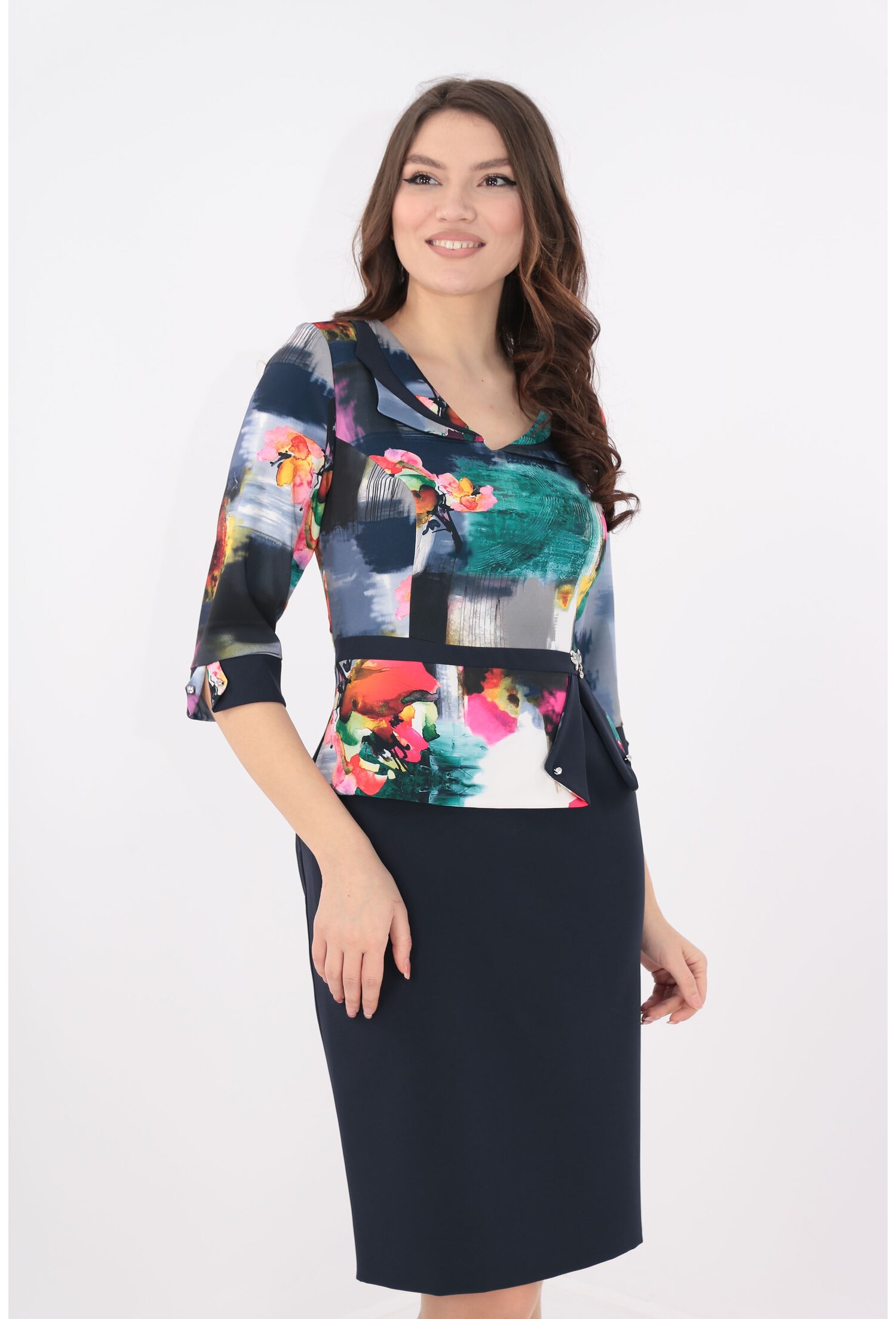 Rochie bleumarin cu aspect de costum si print multicolor