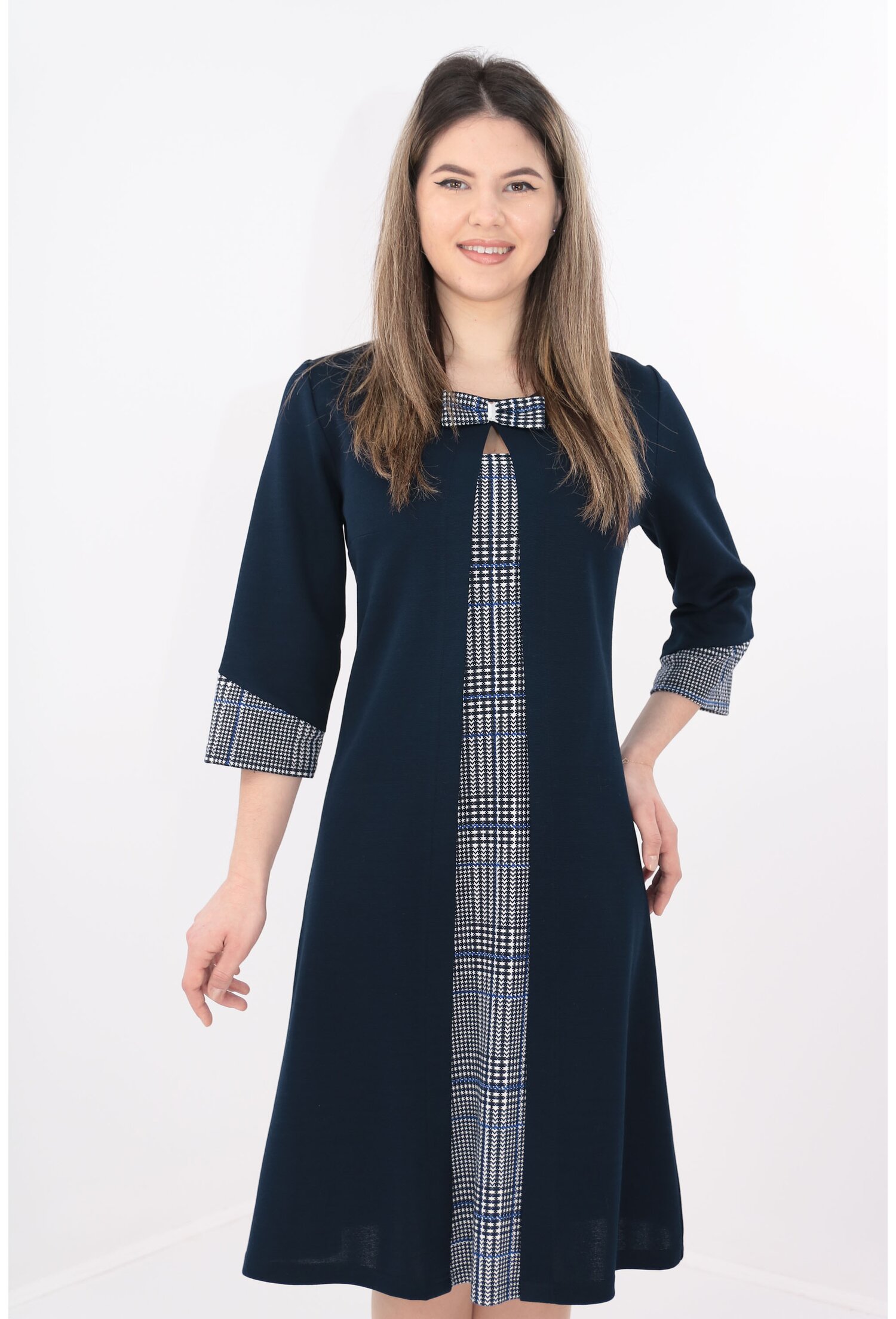 Rochie bleumarin cu insertii in carouri si aspect suprapus