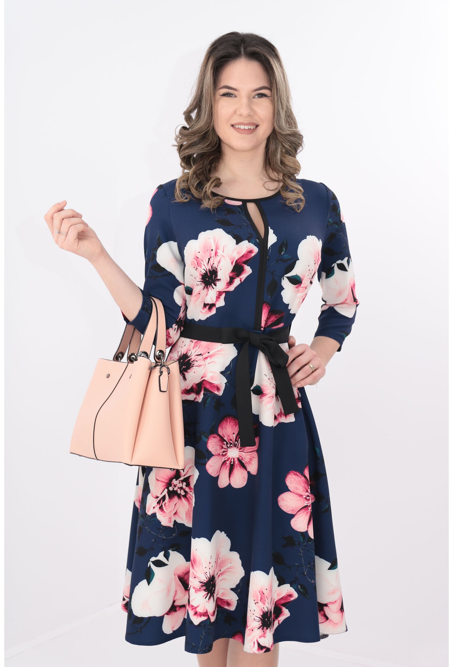 Rochie bleumarin de zi cu flori maxi roz si cordon in talie