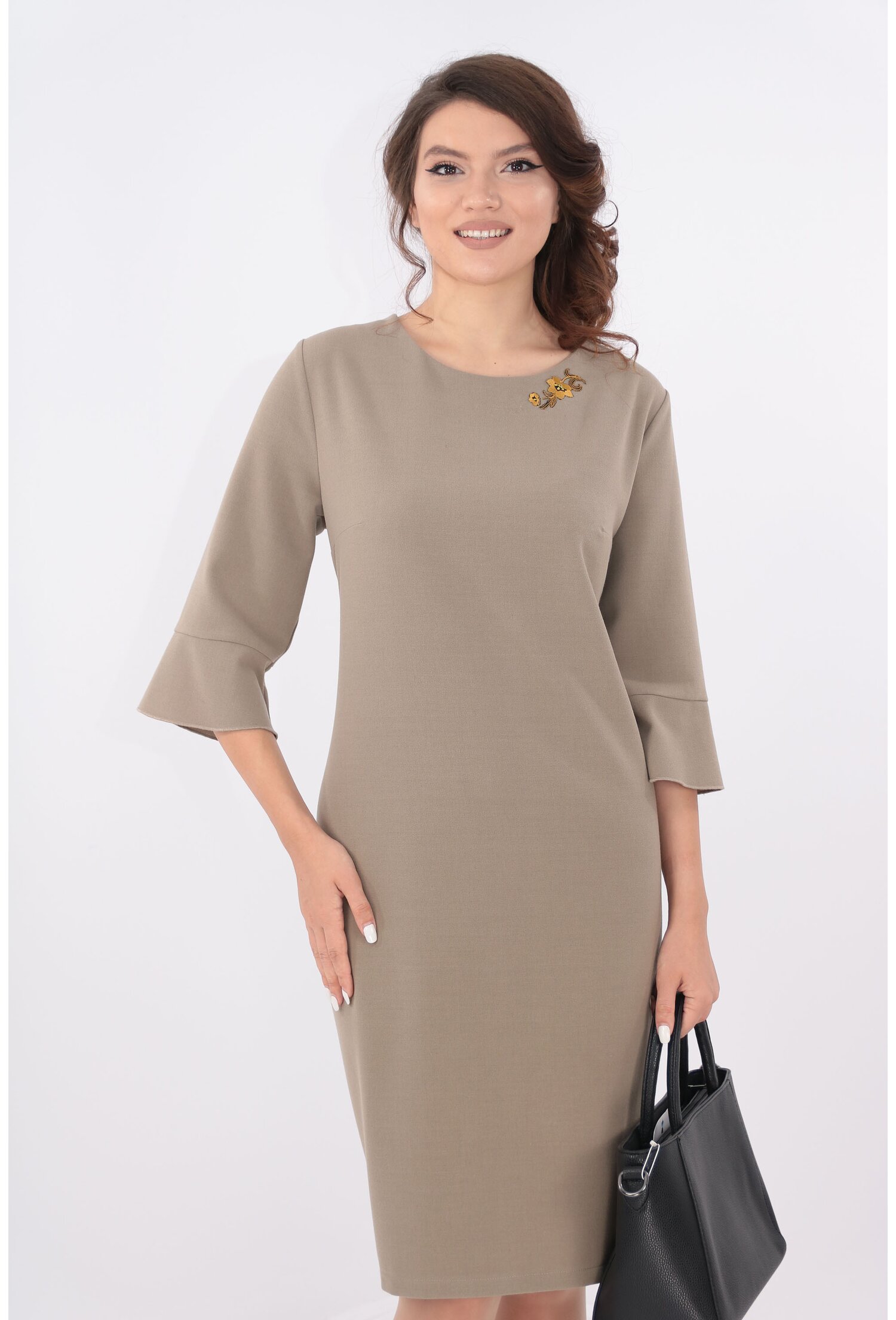 Rochie cafenie cu broderie la decolteu