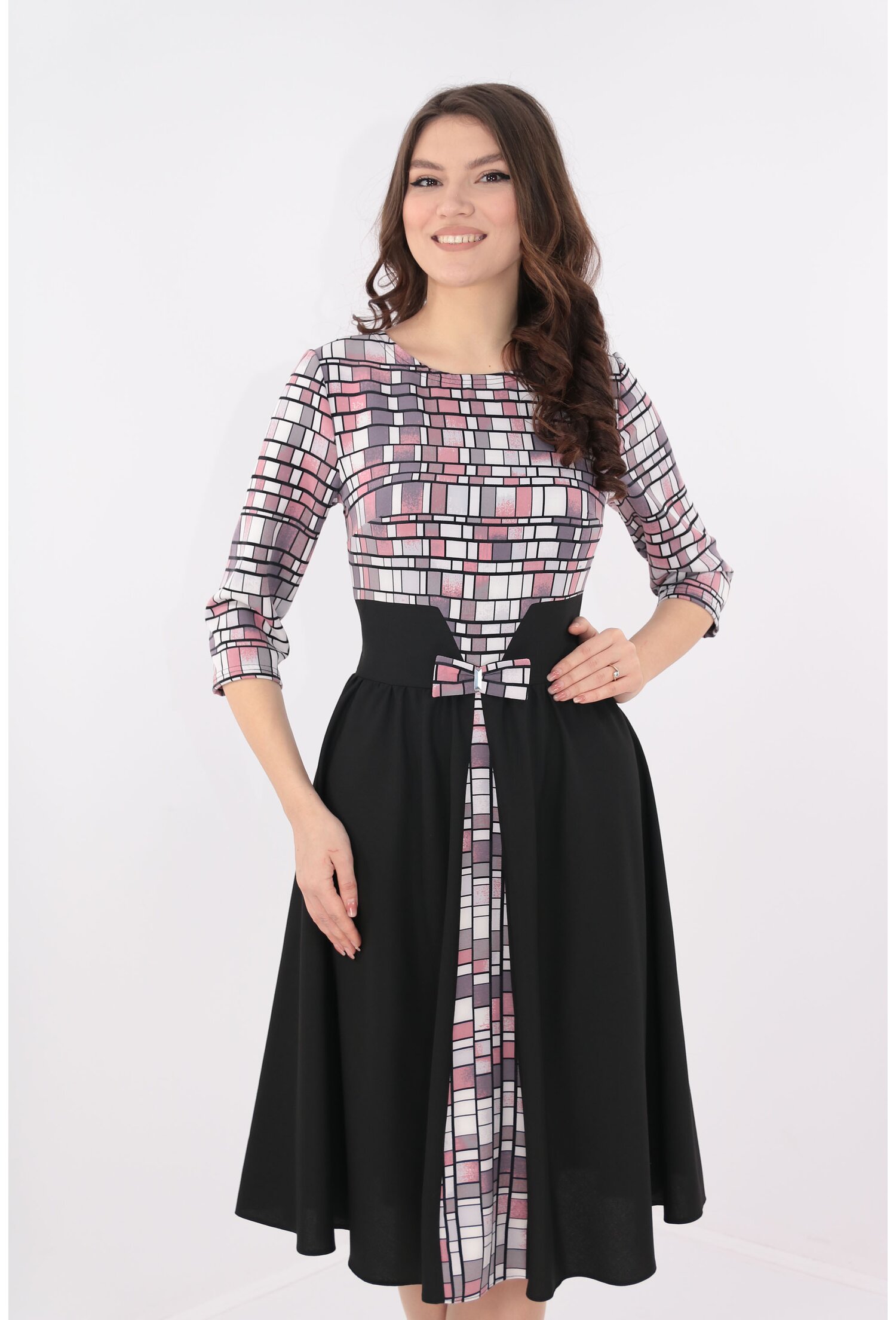 Rochie clos neagra cu imprimeu geometric roz
