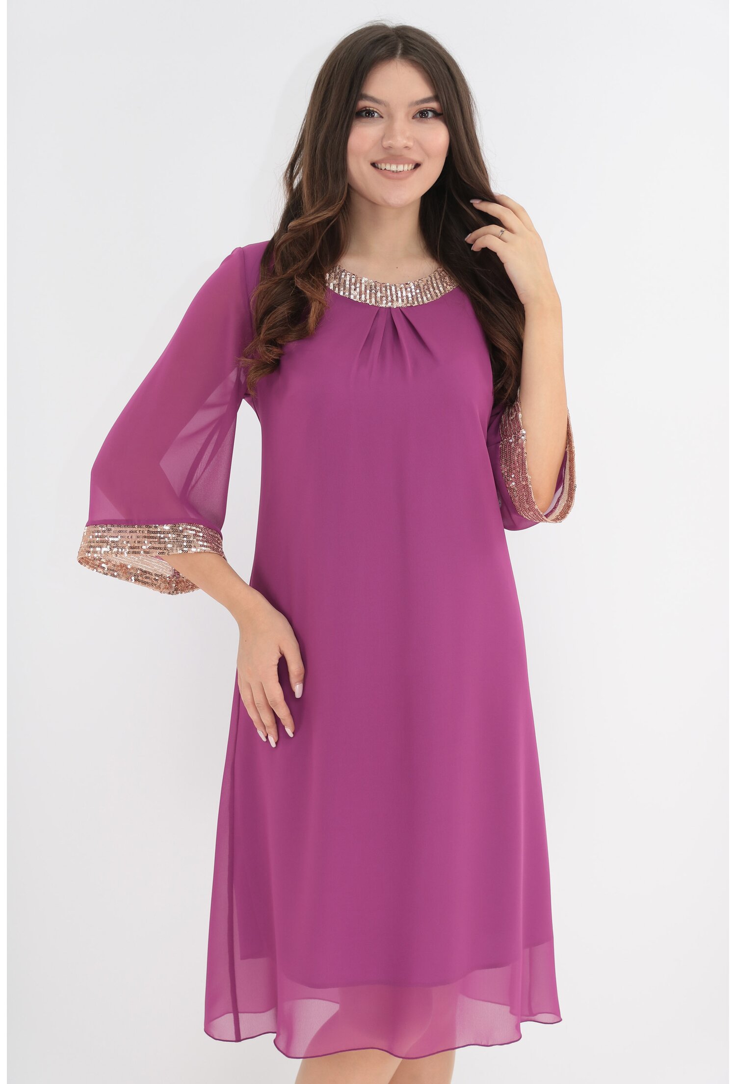 Rochie din voal magenta accesorizata cu paiete aurii