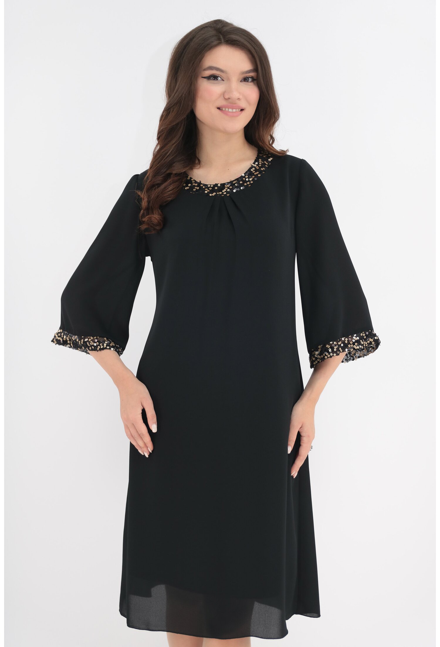 Rochie din voal negru accesorizata cu paiete