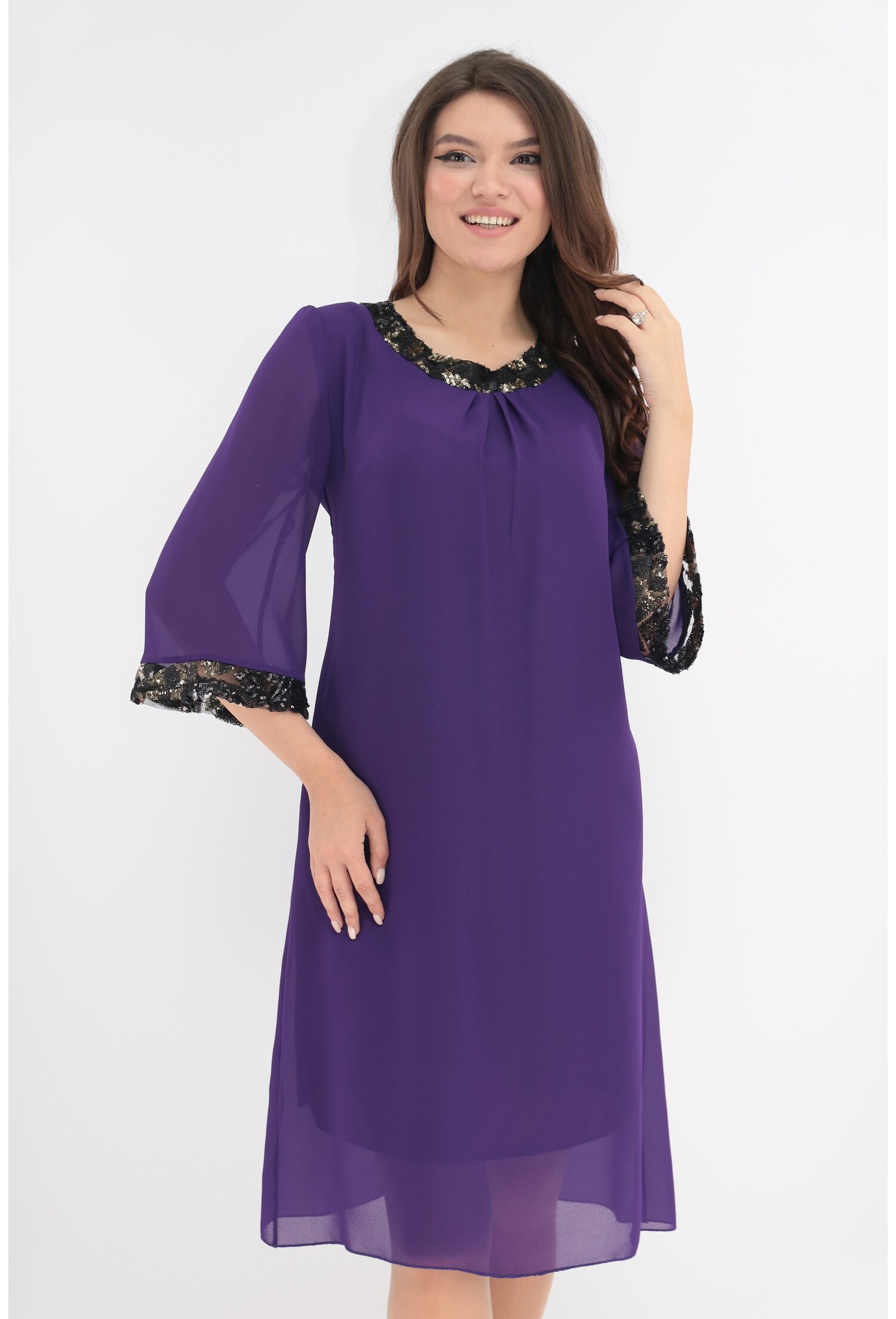 Rochie din voal violet accesorizata cu paiete