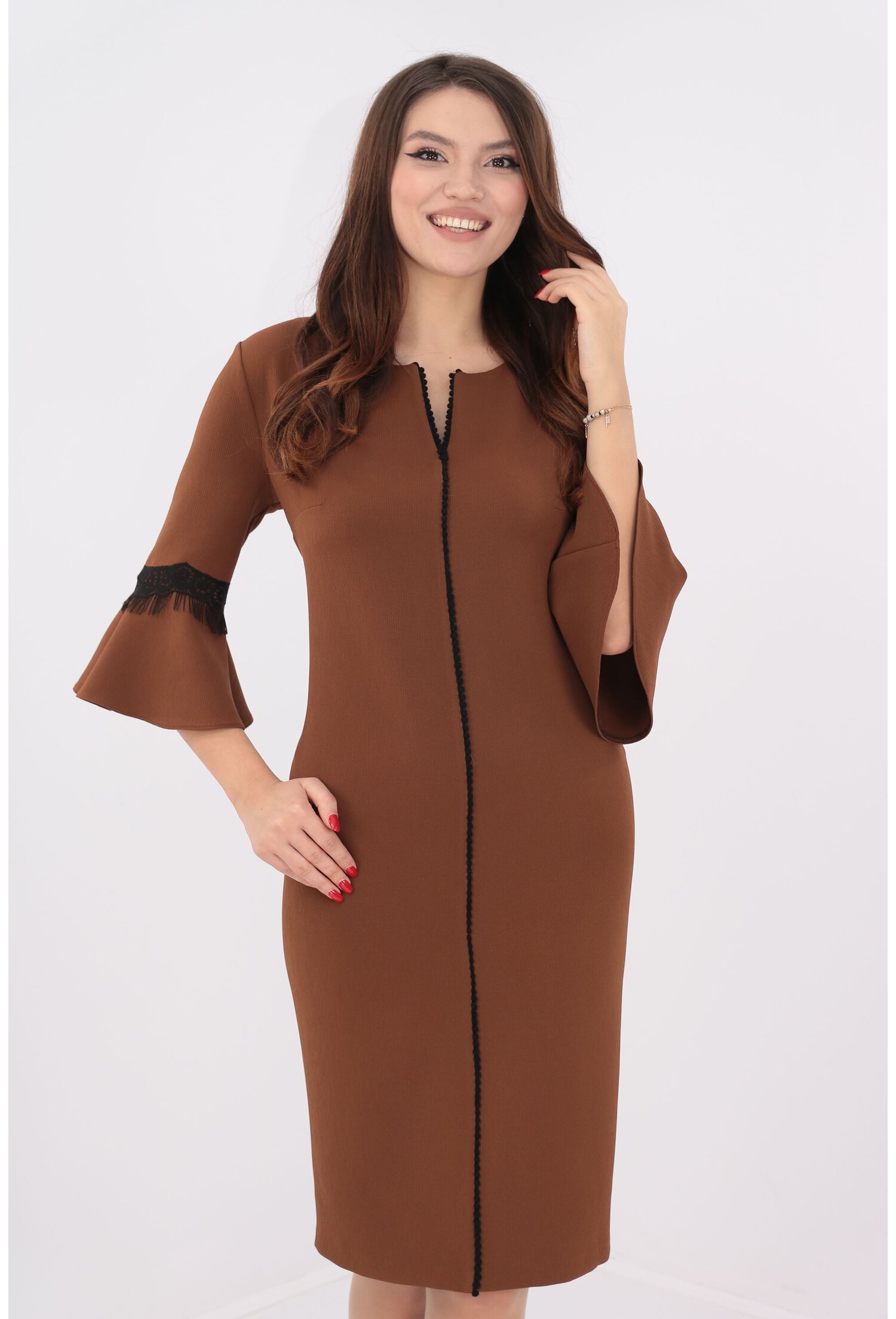 Rochie dreapta maro cu broderie neagra