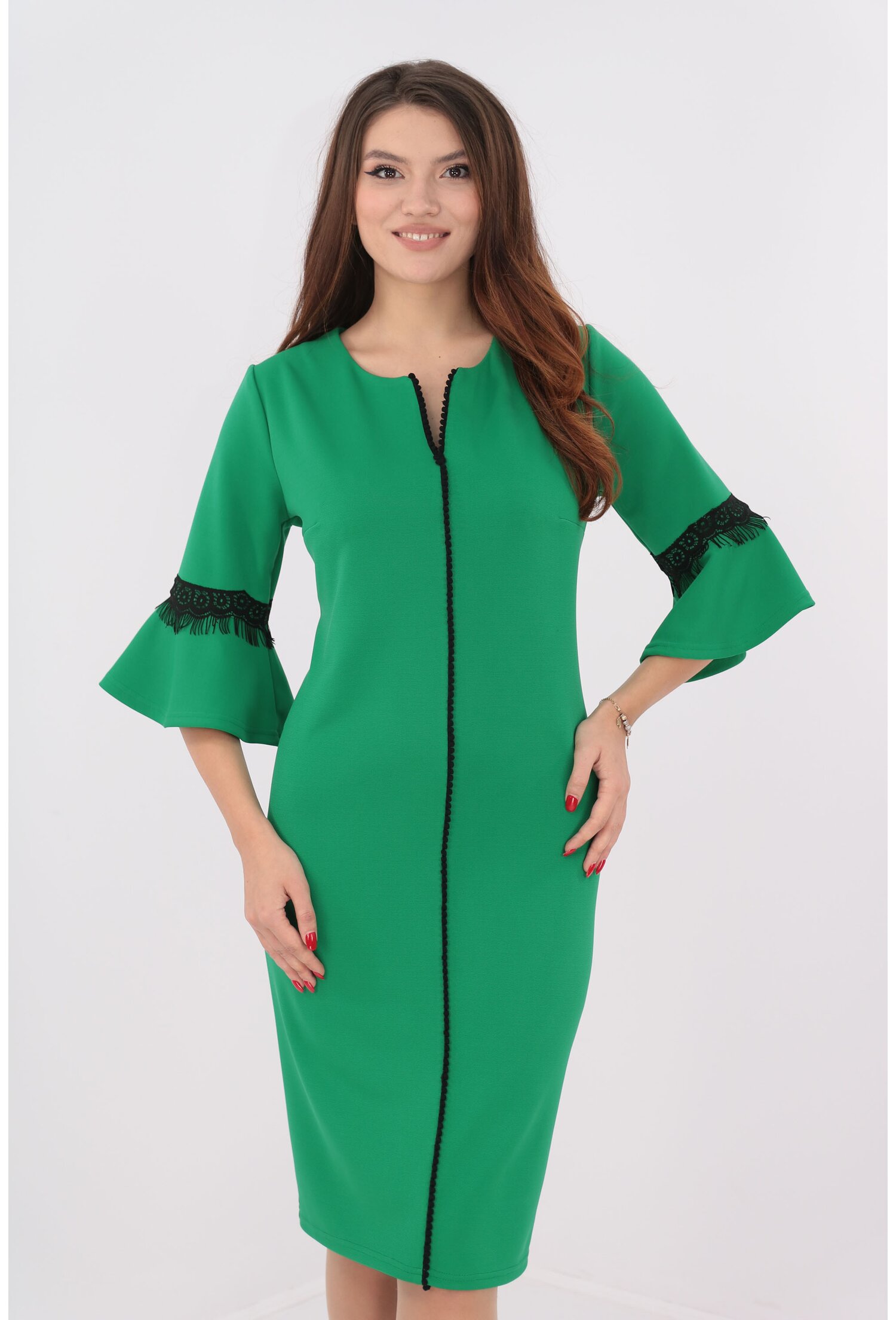 Rochie dreapta verde cu broderie neagra