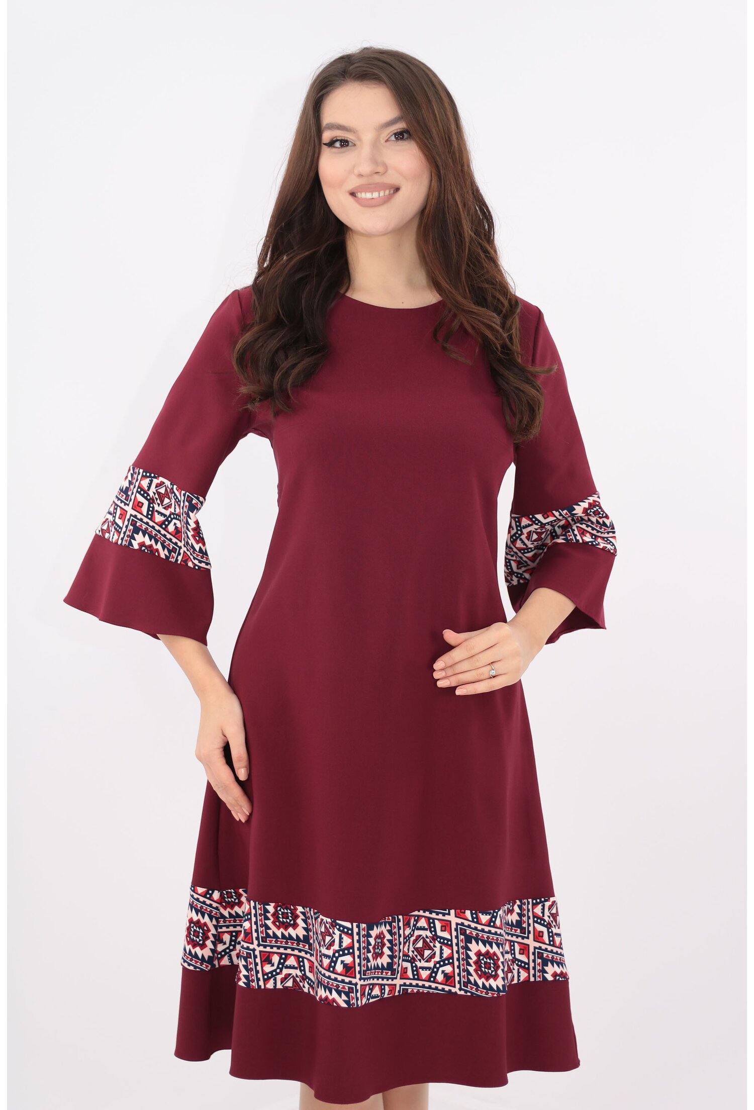 Rochie evazata bordo cu insertii geometrice