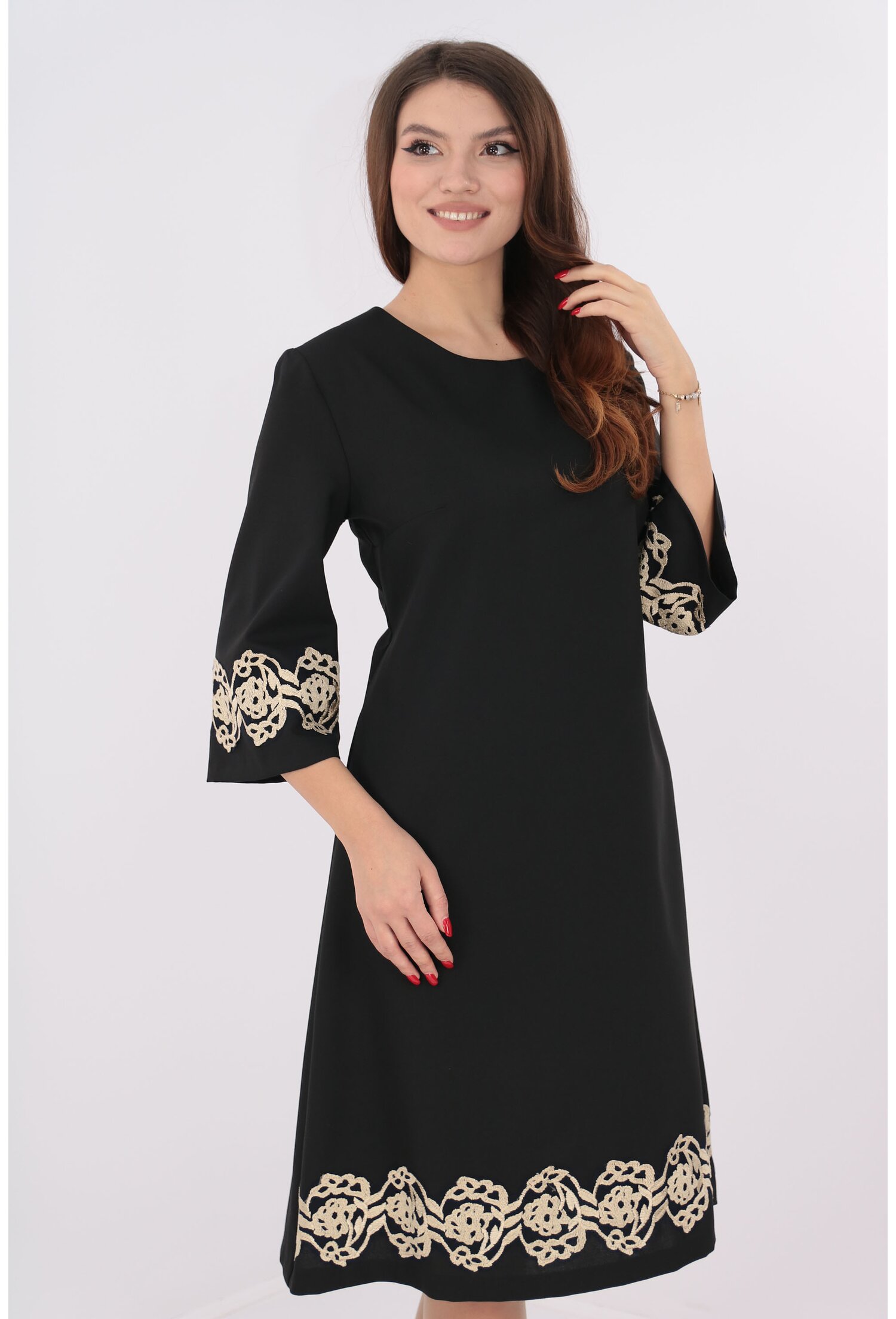 Rochie evazata neagra cu dantela crem florala