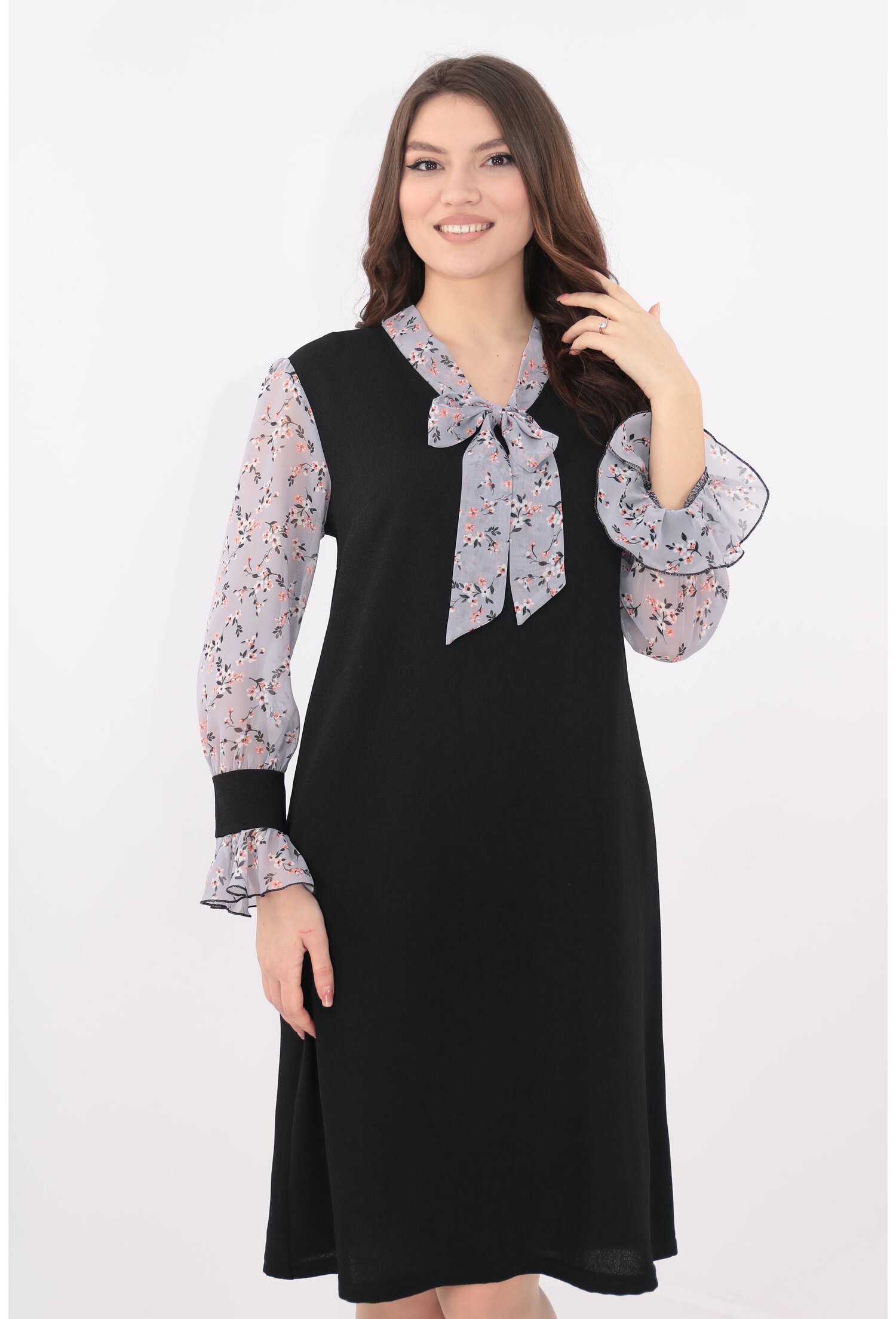 Rochie lejera neagra cu esarfa gri cu print discret