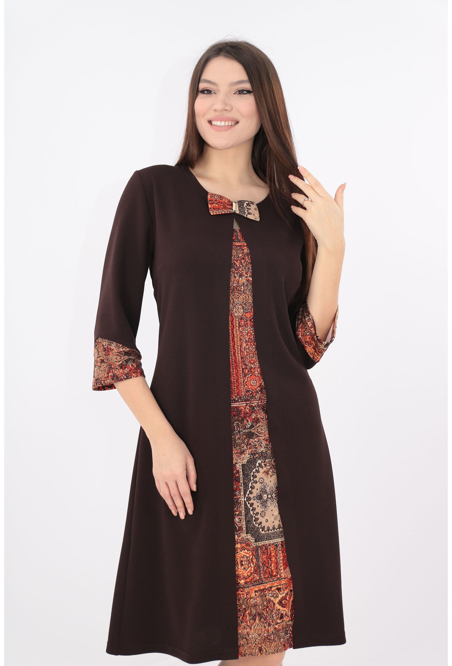 Rochie maro cu aspect suprapus si print abstract