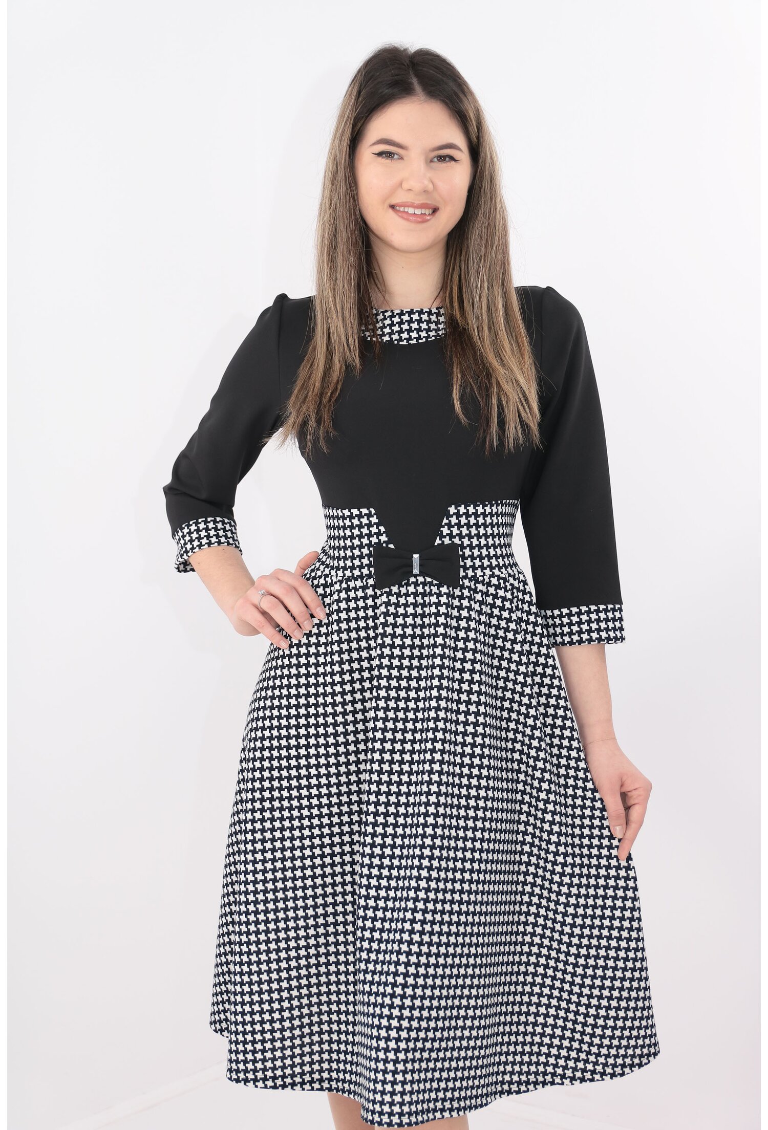 Rochie neagra cu model geometric alb-negru si fundita