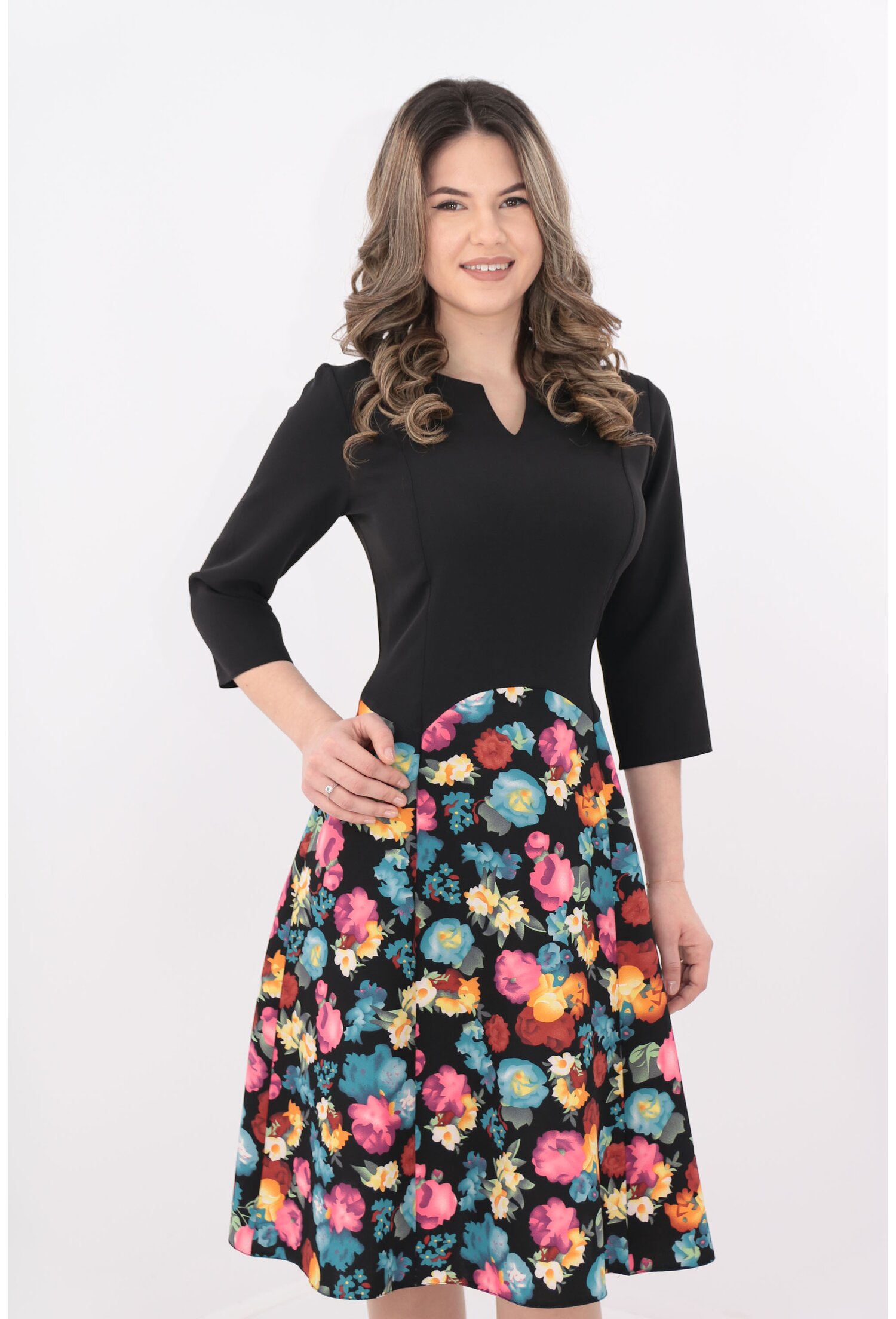 Rochie neagra de zi cu print floral bleu-roz